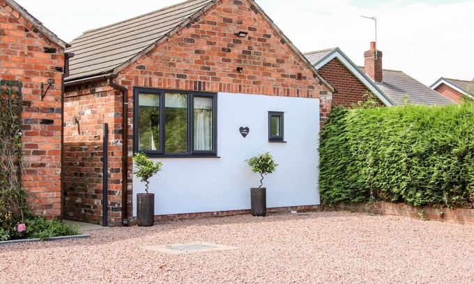 Four Crosses Cottage | OAKLEIGH, romantic, with a garden in Four Crosses