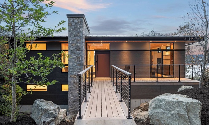 Saanich House | Oakmere House on Portage Inlet