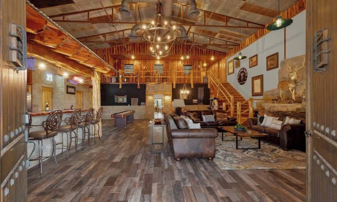 Johnson City House | Oakridge Ranch: Pool + Hot-tub, Pickleball Court, Whiskey & Wine Room