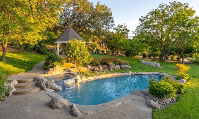 Paso Robles House | Oaks and Roses Ranch - Pool/Spa! Bocce, Volleyball and Firepit!
