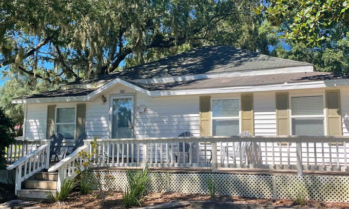 Niceville House | Oaks heaven, a peaceful retreat under the moss trees