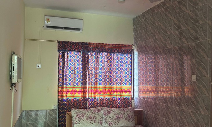 Pepease House | Oaks: Private Room 3