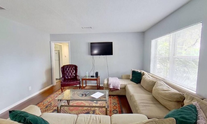Hyde Park House | ~Oakshade Oasis Sleeps 12 ADA-Friendly Ramp~