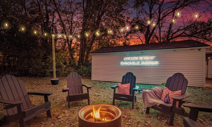 Evansville House | Oakside Retreat – Private Getaway with Huge Yard, Firepit and Game Room