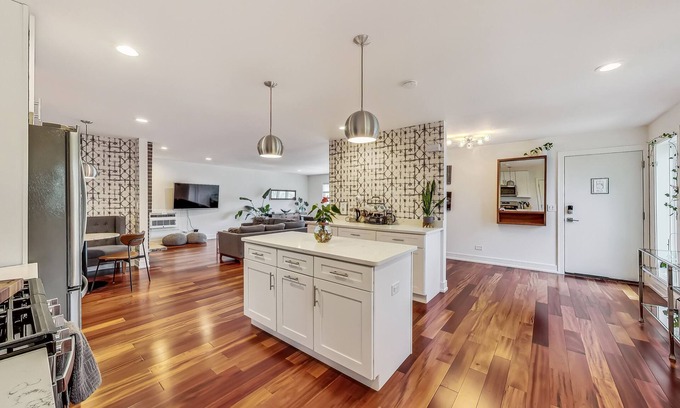 Evanston Condo | Oakton St. Inn, Evanston near Northwestern, Loyola and Chicago
