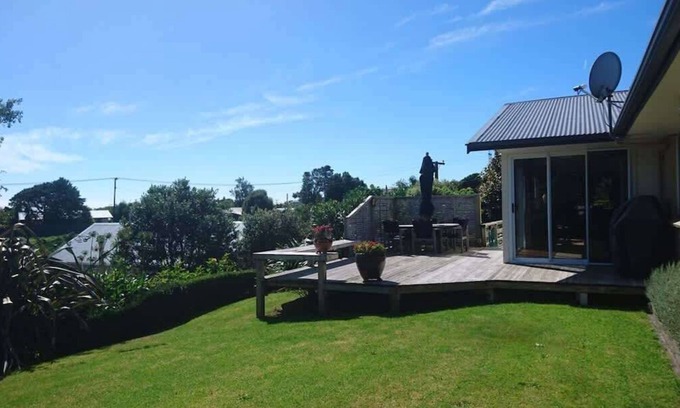 Oakura Villa | Oakura Beach Retreat with Deck