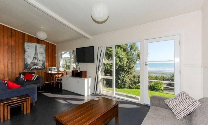 Oakura House | Oakura Beach Front - andquot;Relax Rest Enjoyandquot;
