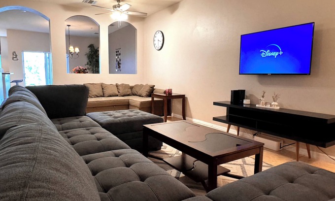 West Kissimmee House | Oakwater Resort - 3 bedroom/2.5 bath Townhouse. Minutes to Disney!