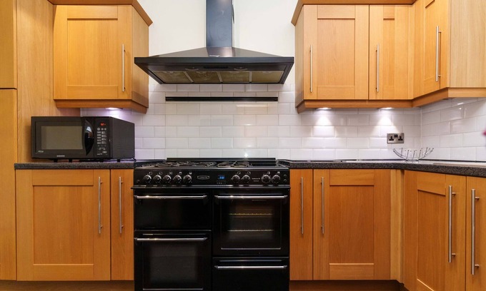 Beeston House | Oakwood House - 4 Bed Private Bathroom Sleeps 7