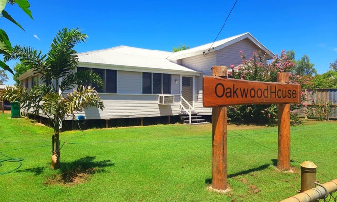 Tambo House | "Oakwood House" - Entire 5 bedroom house with Telstra Fetch and free WiFi