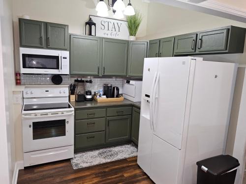 Decatur Apartment | Oakwood Oasis-Studio w Laundry & Kitchen