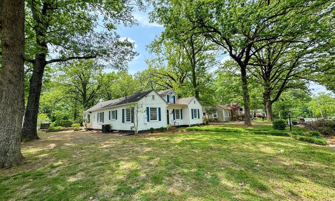 Mount Berry House | Oakwood Retreat:Charming Historic Home sleeps 8