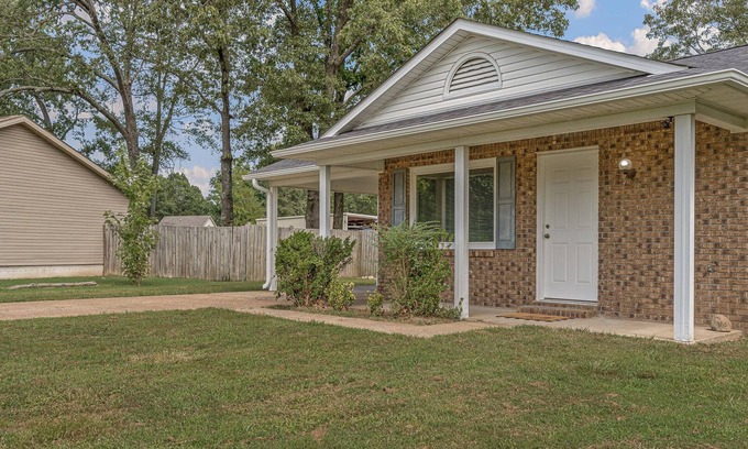 Jonesboro House | Oaky Hideaway - 3Bd 1.5Ba, Highspeed WiFi, Fenced yard, Southside complex close!