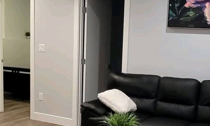 Saskatoon House | OASIS COZY SUITE