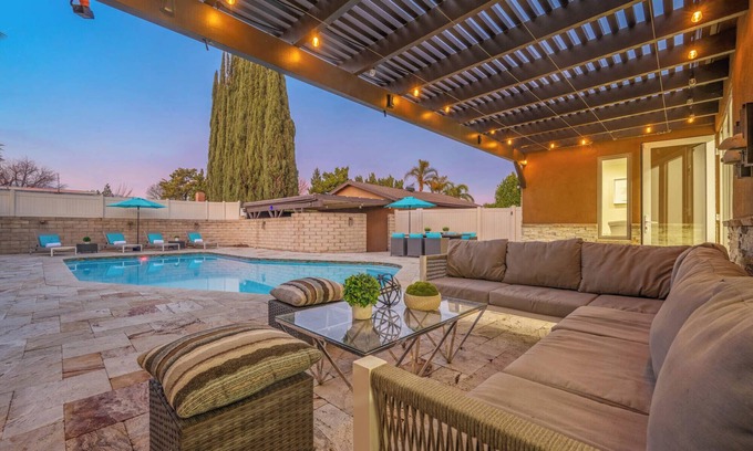 Northridge House | Oasis Home-Gated Big Beautiful Stunning home-Heated Pool 😃 New Furniture