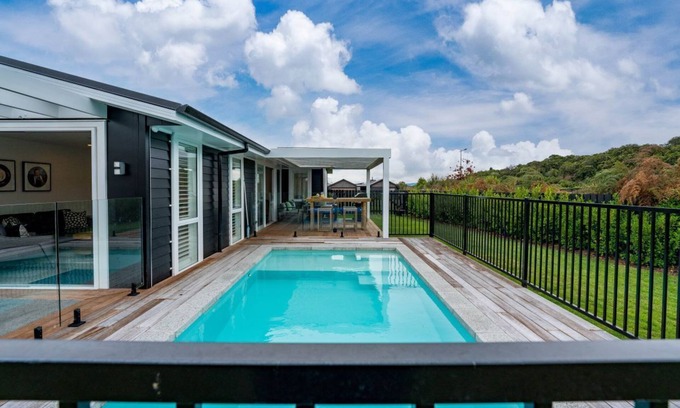 Kinloch House | Oasis on Okaia - Kinloch *Heated Pool*