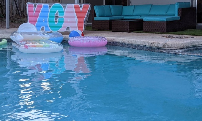 Paradise House | OASIS Pool & Spa Vacation House. 10 minutes from strip & airport. Sleeps 12.
