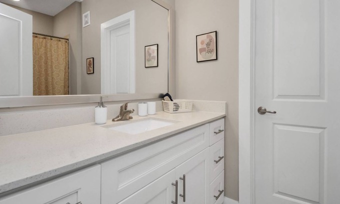 Spring Branch West Apartment | Oasis Yellow - 10 mins from NRG - DT Fully Furnish