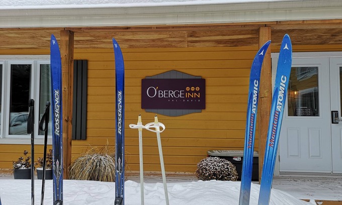 Val David Bed & Breakfast | Oberge Inn Riverside guest room in Val-David village with free parking
