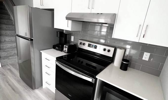 Ottawa Division House | OCD Clean Townhouse - 2 Bedroom (King Bed) + Balcony