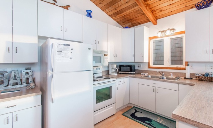 Tierra Del Mar House | Ocean Annie #128 - oceanfront cabin, great views and direct beach access in Tierra Del Mar