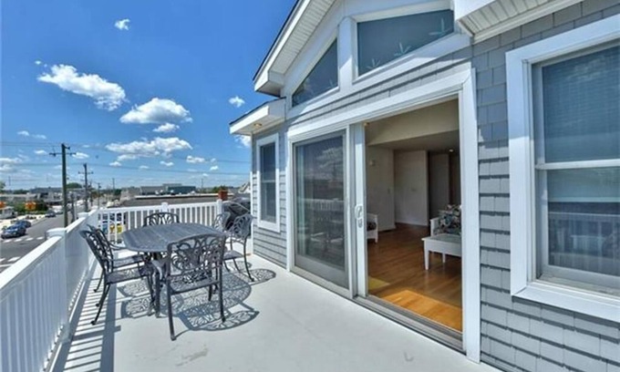 Surf City House | Ocean Block. Surf City. Single family. Rooftop Deck. Beach Badges. WIFI. 136906