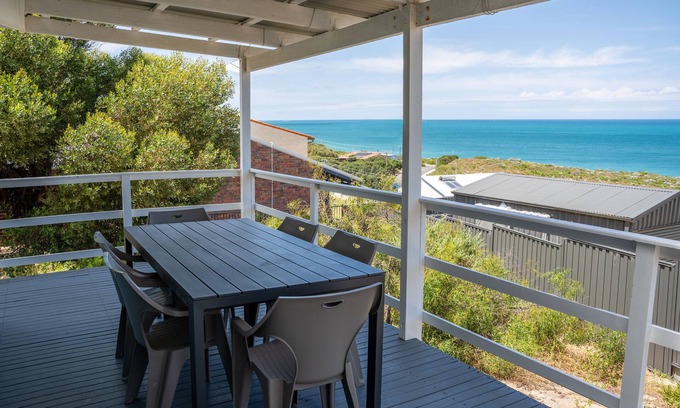 Guilderton House | Ocean Blue Cottage ~ Stunning Ocean Views ~ All Linen Incl & Pets Welcome!