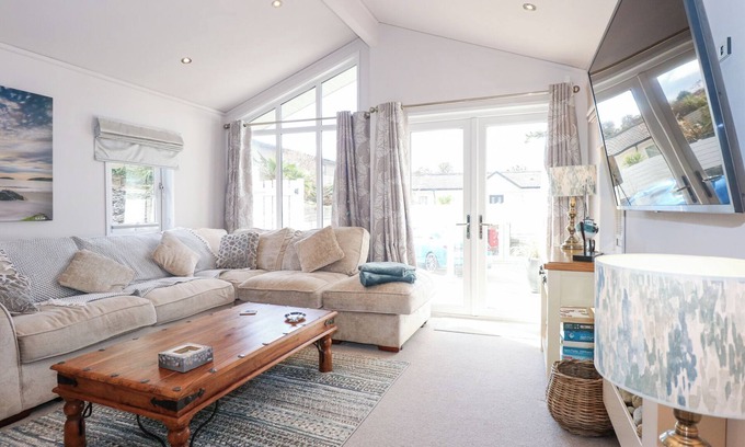 Mynytho Cottage | OCEAN BREEZE, character holiday cottage, with a garden in Abersoch