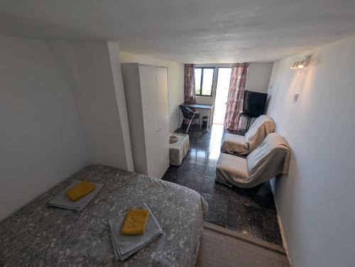 Fasnia House | Ocean breeze guest room