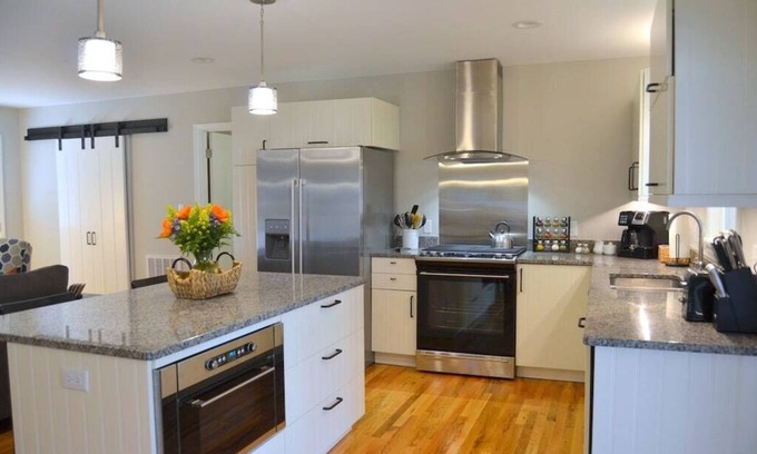 Laie House | Ocean Cliffs Getaway- Ocean Views, Whale watching, AC