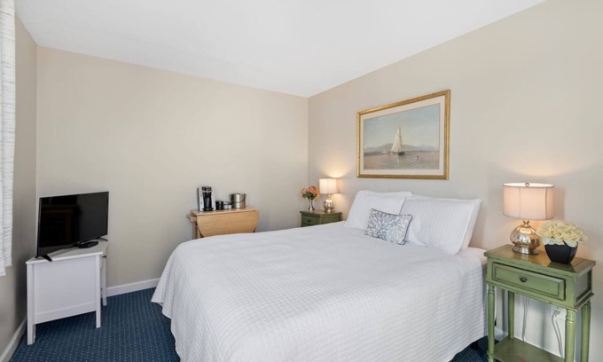 Silver Beach Apartment | Ocean Deck 1 Queen Bed Suite with Views
