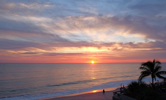 Central Beach Condo | Ocean Drive Oasis in Vero Beach - 2br/2ba - mere steps to everything!