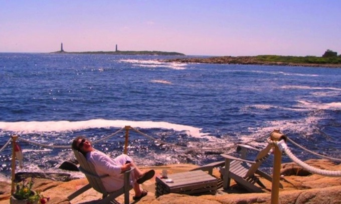Rockport House | Ocean Front- 1 BR House-Directly on the ocean !