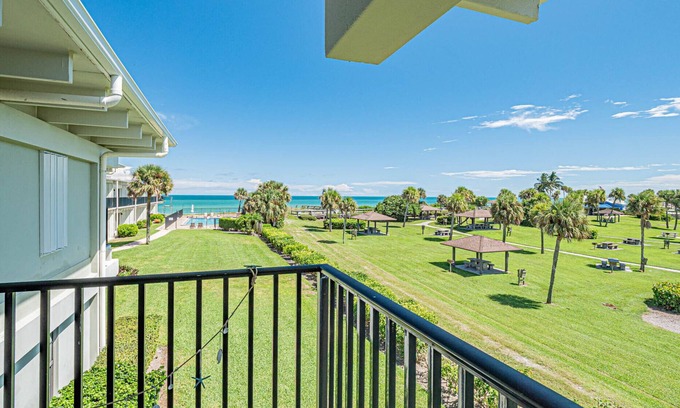 Central Beach Condo | Ocean front condo, walk to quaint Vero Beach restaurants and shops.