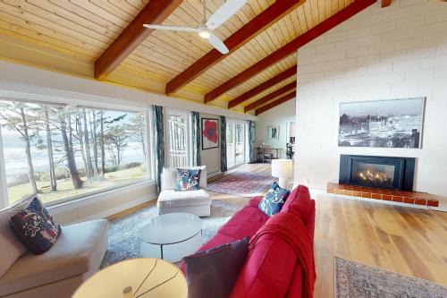 Yachats House | Ocean Front, Eagle at the Oregon House, Stairs to the Beach!