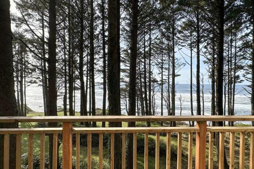 Yachats Apartment | Ocean Front, Harmony at Oregon House, Stairs to the Beach!