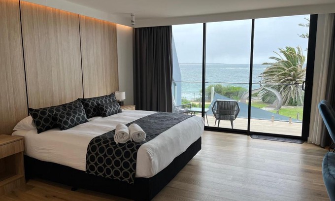 The Entrance Hotel | Ocean Front Motel