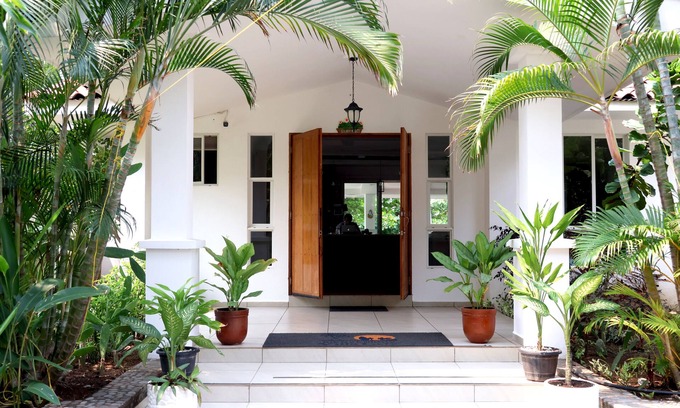 El Zonte House | ocean-front, multi-level, open spaces, large garden