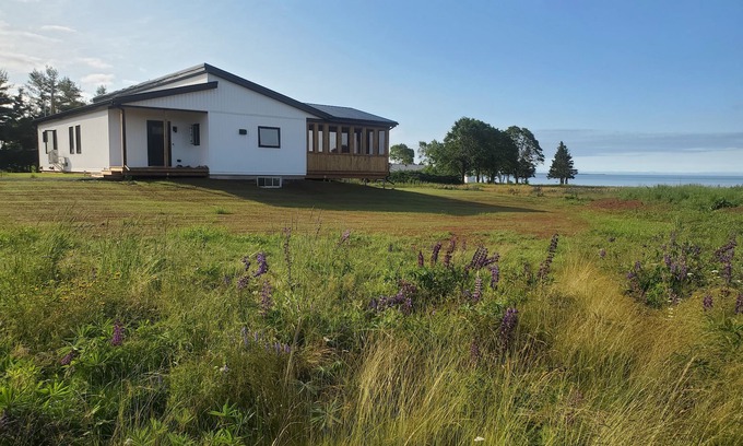 Stratford House | Ocean front, private beach, new modern, minutes to Town, lovely quiet seclusion