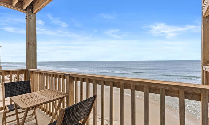 McCutcheon Field Condo | Ocean Front! Sleeps 6!