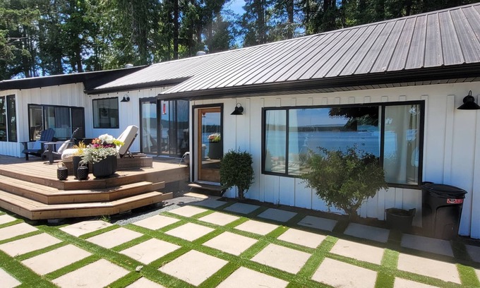 Union Bay House | Ocean Lovers Beach Home.