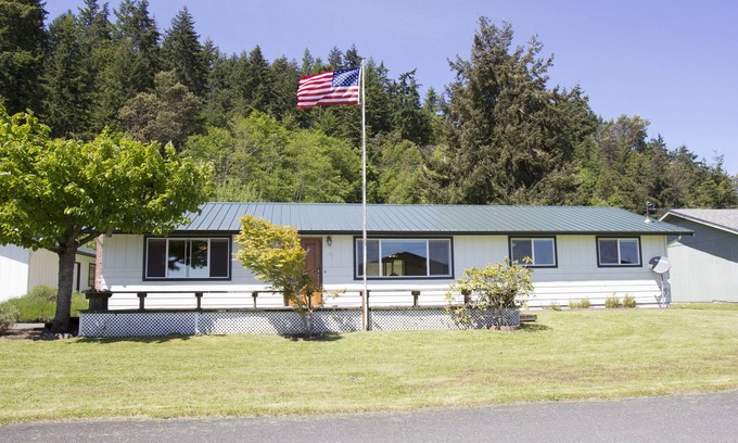 Coupeville House | Ocean & Mountain views, Large Open Floor-plan, Family, Kid, and Pet friendly