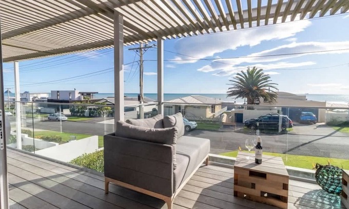 Rewa House | Ocean Outlook: Coastal Views in New Plymouth