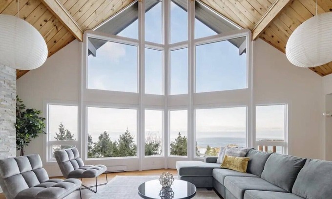Regional District of Nanaimo House | Ocean's Embrace Suite