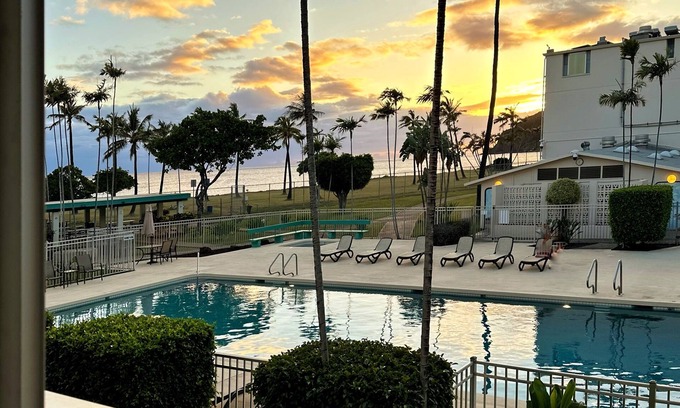 Makaha Apartment | Ocean Sunset Retreat on West Oahu w/artist studio. 5 minutes to the pure ocean!