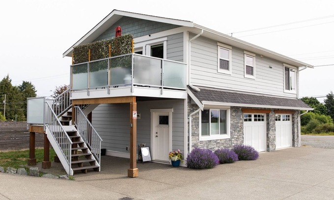 Courtenay House | Ocean trails, 25 minutes to Mt. Washington and minutes from Courtenay.