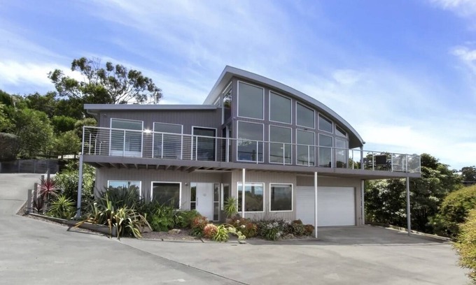 Lakes Entrance House | Ocean view 180 degree stunning home 2 min walk from beach and golf course