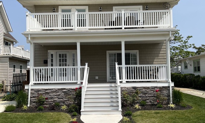 Wall House | Ocean View, 4 houses from the beach! Comprised of 2nd & 3rd floor with balcony!