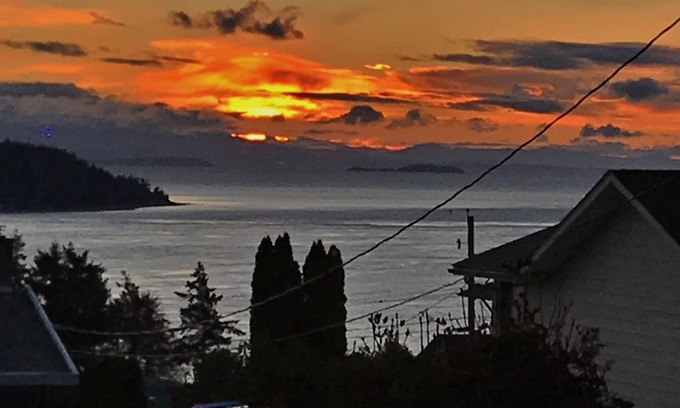 Campbell River House | Ocean View and Garden Oasis Suite