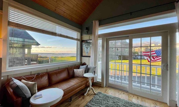 Tolovana Park Cottage | Ocean View Charmer, Custom with Great Room Concept, Steps from the Beach